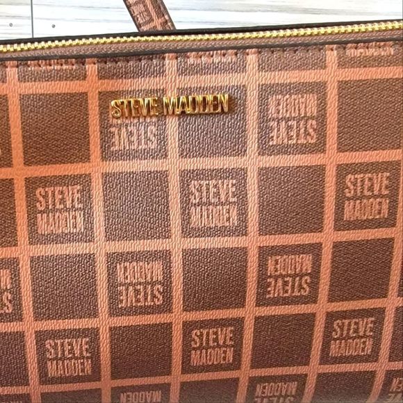 NWT STEVE MADDEN B LEXI BAG CROSSBODY COGNAC BROWN LOGO GOLD ADJUSTABLE STRAPS - Picture 2 of 5